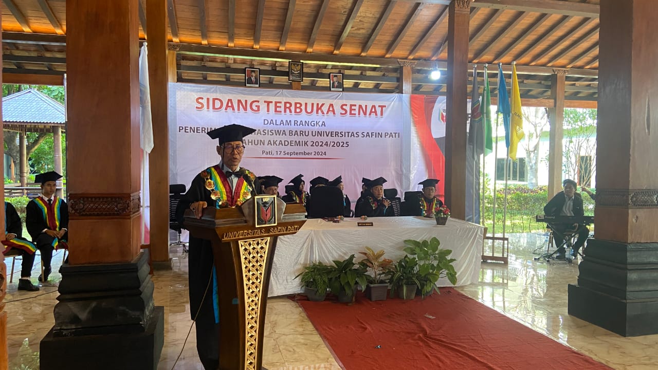 Rektor Universitas Safin Pati, Dr. Murtono memberikan sambutan kepada para mahasiswa baru di joglo kampus tersebut. RADARPATI.ID