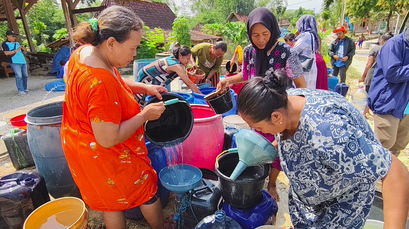DROPING AIR &ndash;Warga Desa Pojok, Kecamatan Tawangharjo berbondong &ndash; bondong mengambil bantuan air bersih dari BPBD Grobogan dan PWI Grobogan, kemarin. SIROJUL MUNIR/RADARPATI.ID
