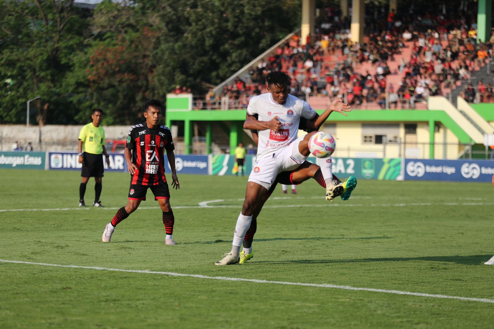 TAKLUK : Pemain Persipa Pati Longji Song berebut bola dengan Persekat Tegal. (PERSIPA PATI UNTUK RADAR KUDUS)