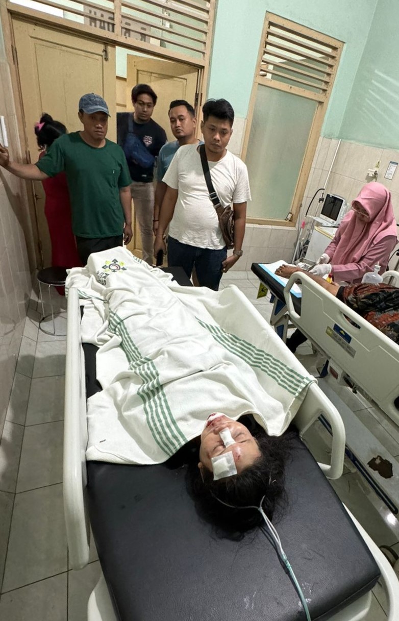 WASPADA: Petugas Polres Jepara mengecek kondisi Wiwik Isrotun, warga Desa Mororejo, Mlonggo yang diduga jadi korban begal saat dirawat di RSI Sultan Hadlirin kemarin. POLRES JEPARA UNTUK RADARPATI.ID