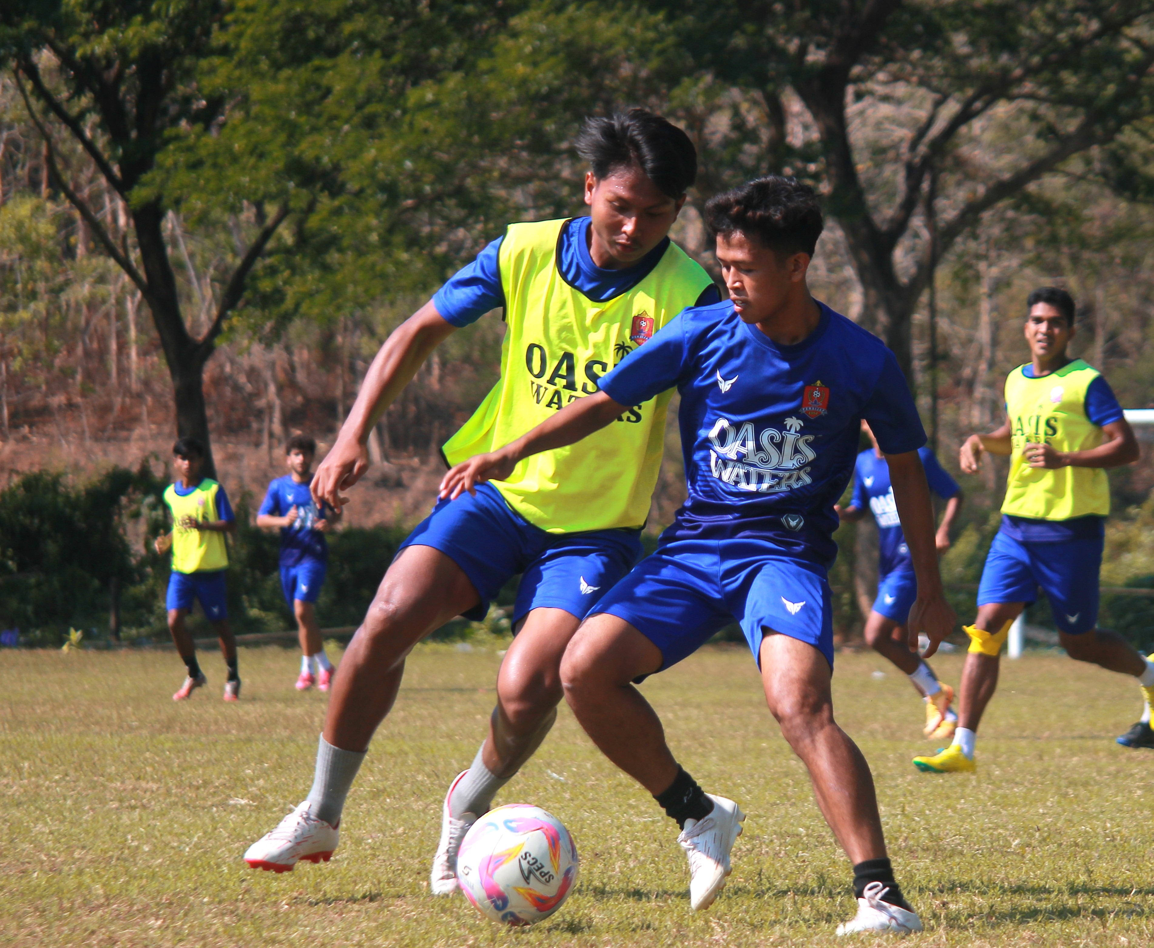 PERLU SENTUHAN: Para penggawa Persijap Jepara saling duel dalam latihan yang digelar di Lapangan Desa Bandengan belum lama ini. MOH. NUR SYAHRI MUHARROM/RADARPATI.ID