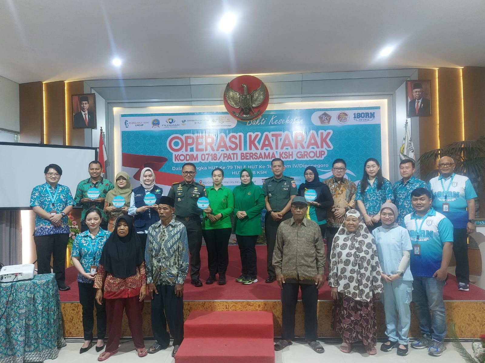 DIBUKA: Kodim Pati dan RS KSH berfoto bersama di Hall RS KSH Pati kemarin. ANDRE FAIDHIL FALAH/RADARPATI.ID