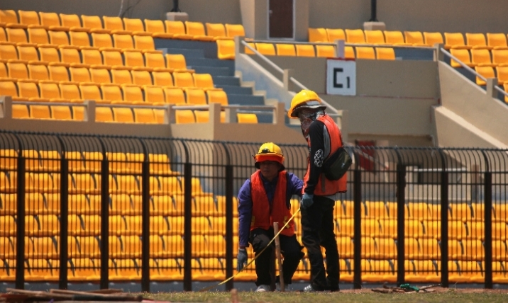 PROSES: Petugas mengecek ketebalan rumput Stadion GBK Jepara belum lama ini. MOH. NUR SYAHRI MUHARROM/RADARPATI.ID