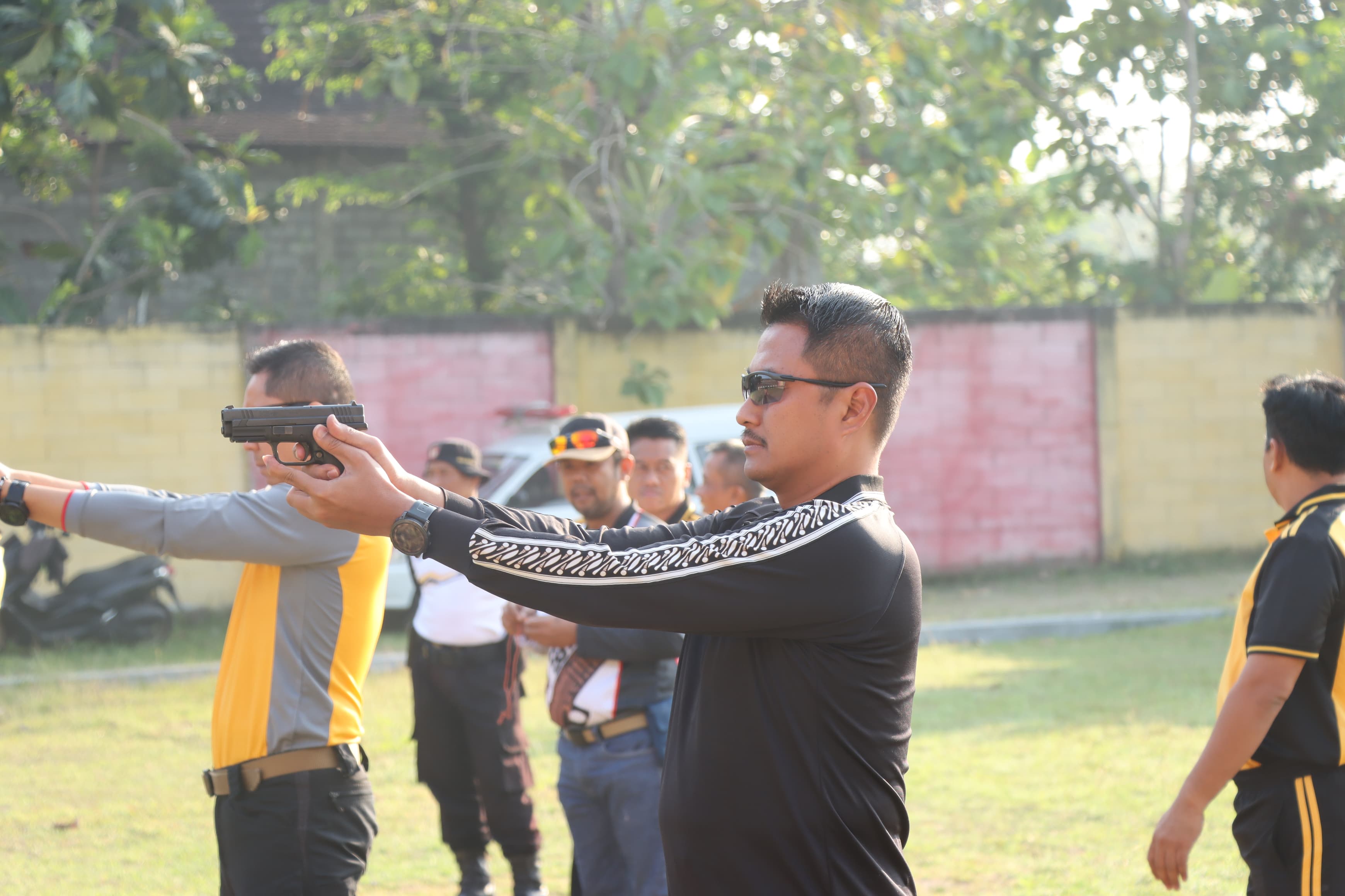 BIDIK SASARAN &ndash; Anggota Polres Grobogan melakukan latihan tembak di lapangan tembak Sanika Satyawada, Toroh untuk pelatihan pembekalan sebagai pengawal pribadi paslon. SIROJUL MUNIR/RADARPATI.ID