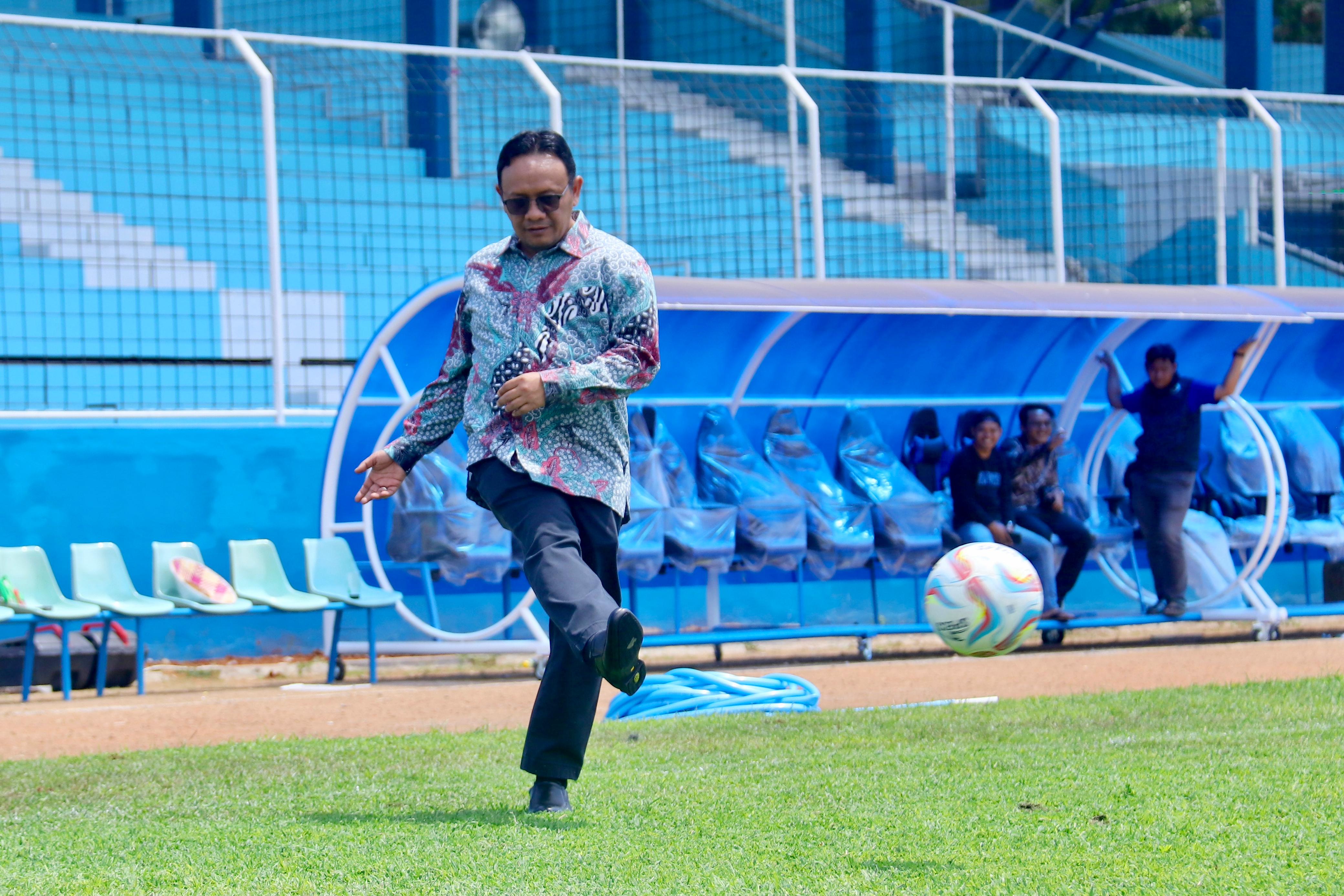 LOLOS: Pj Bupati Kudus M. Hasan Chabibie saat meninjau Stadion Wergu Wetan beberapa waktu lalu. PEMKAB KUDUS UNTUK RADARPATI.ID