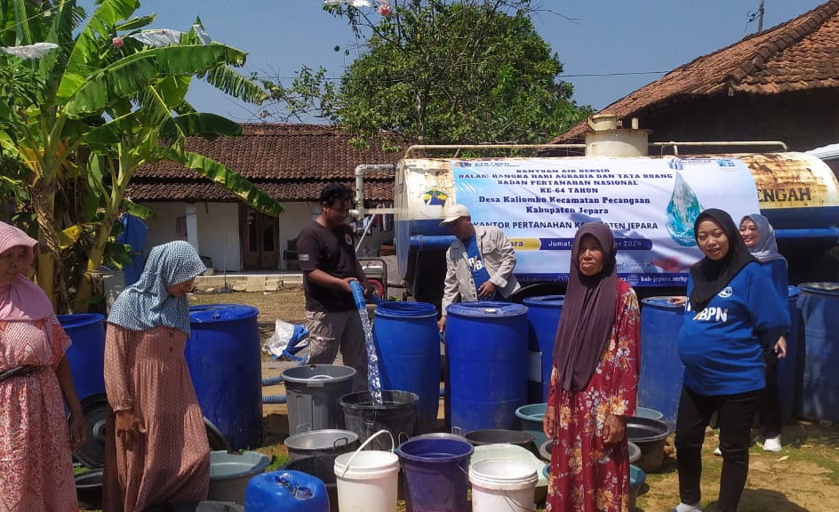 TAMPUNG: Warga Desa Kaliombo Kecamatan Pecangaan wadahi bantuan air bersih oleh BPBD. BPBD UNTUK RADARPATI.ID