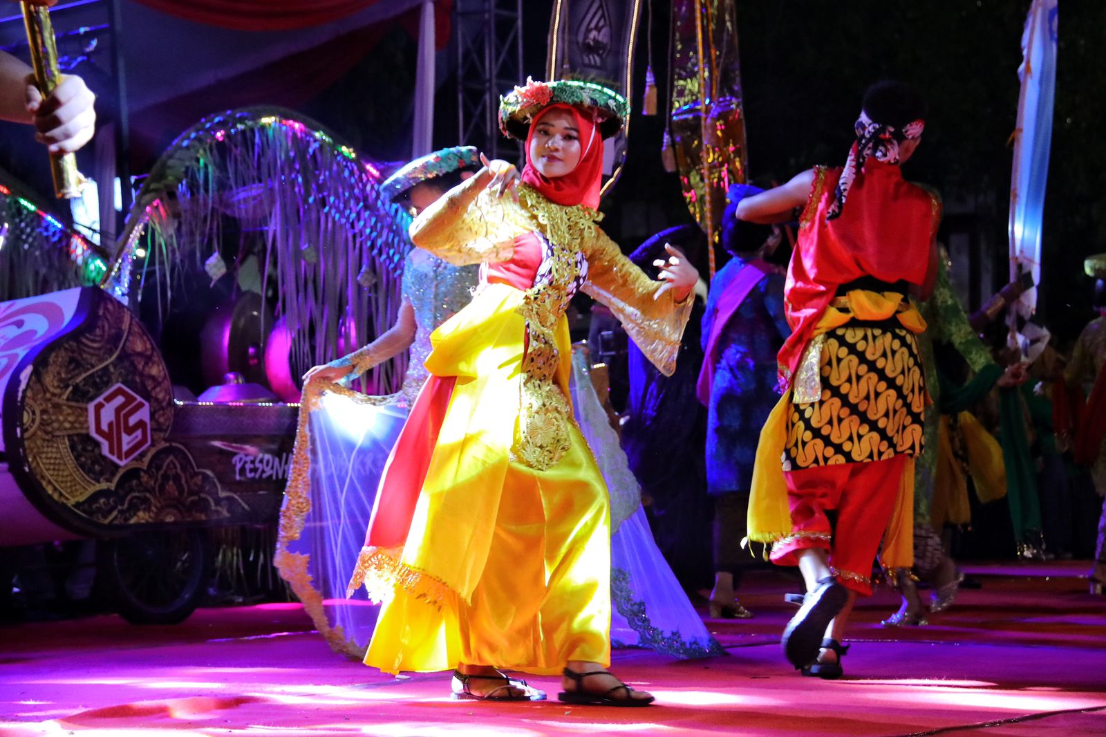 KIRAB BUDAYA: Penampil membawakan tarian saat Festival Kirab Budaya memperingati HUT ke-475 Kabupaten Kudus pada Sabtu (21/9) malam. DEDY IRAWAN/ RADARPATI.ID