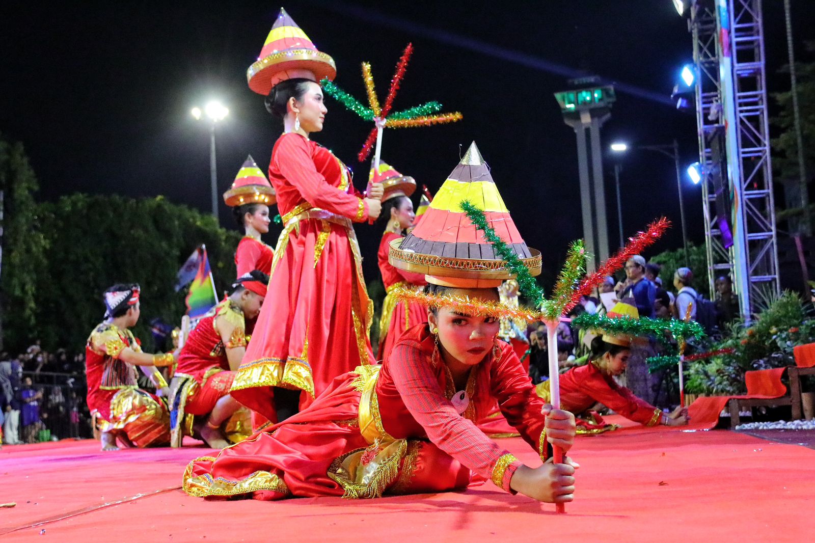 Salah satu tarian Adat yang ditampilkan peserta di Alun-alun Simpang Tujuh Kudus, kemarin (21/9). DEDY IRAWAN/ RADARPATI.ID