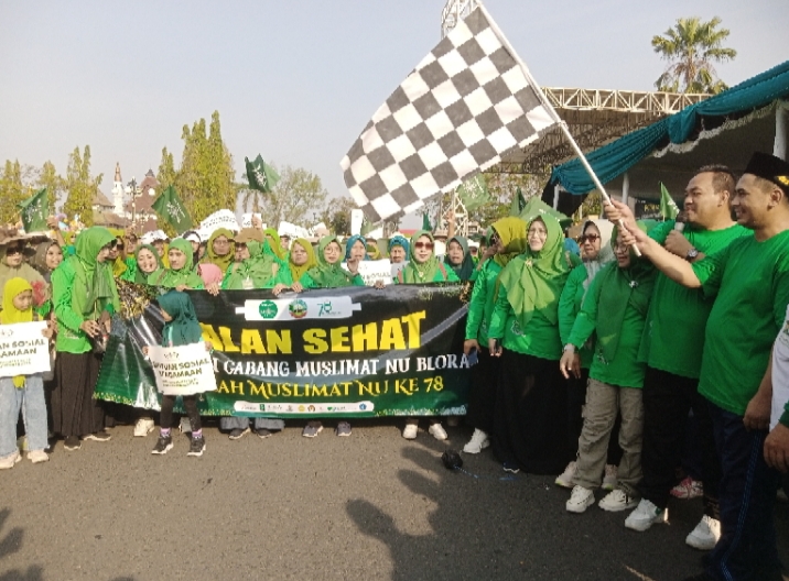RAMAI: Bupati Blora Arief Rohman saat melepas pemberangkatan jalan sehat yang diadakan Pimpinan Cabang Muslimat NU Blora. EKO SANTOSO/RADARPATI.ID