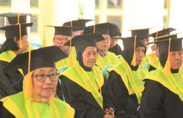 DILANJUTKAN: Potret kebahagiaan para lansia yang di wisuda usai ikuti sekolah lansia. Program ini terus digenjot wujudkan lansia smart. WISNU AJI/RADARPATI.ID