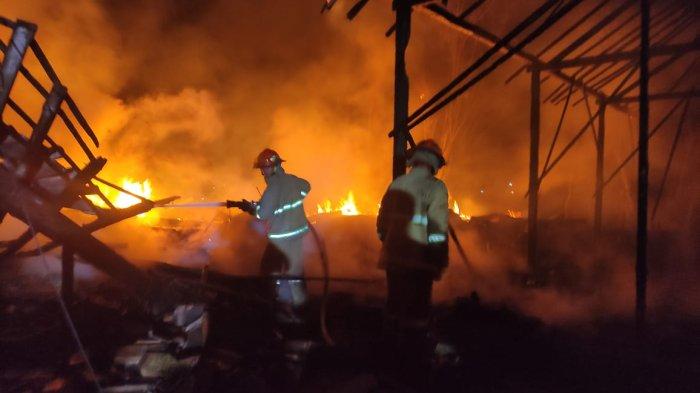 KEBAKARAN: Empat rumah di Dukuh Denguk, Desa Andongrejo, terbakar. DAMKAR SATPOL PP UNTUK RADARPATI.ID