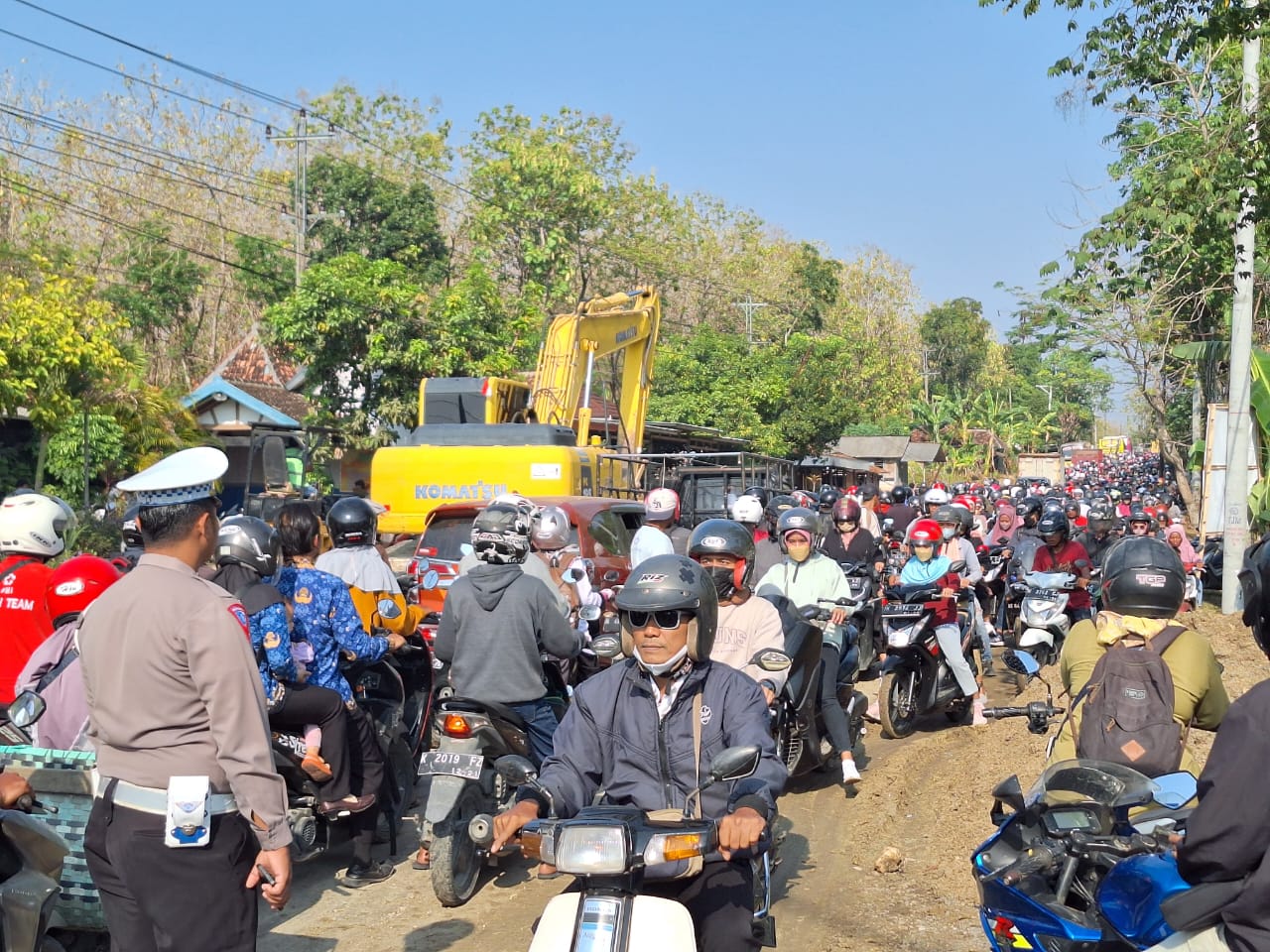 MACET: Kondisi Jalan Purwodadi-Blora tepatnya di Kecamatan Wirosari yang kerap mengalami kemacetan. INTAN MAYLANI SABRINA/RADARPATI.ID