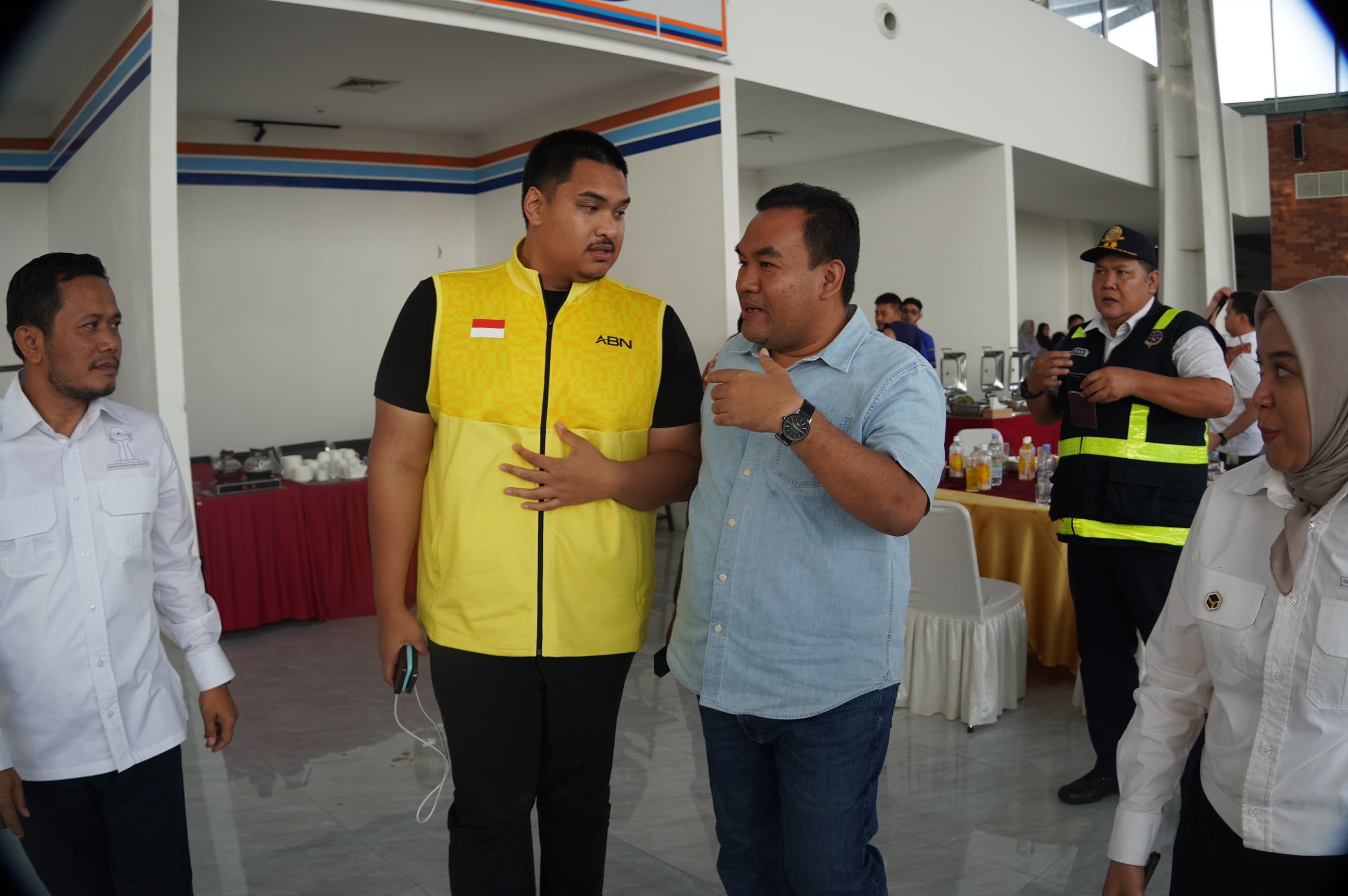 MINTA BANTUAN: Bupati Blora Arief Rohman berbincang dengan Menteri Pemuda dan Olahraga (Menpora) Ario Bimo Nandito Ariotedjo. HUMAS PEMKAB BLORA UNTUK RADARPATI.ID