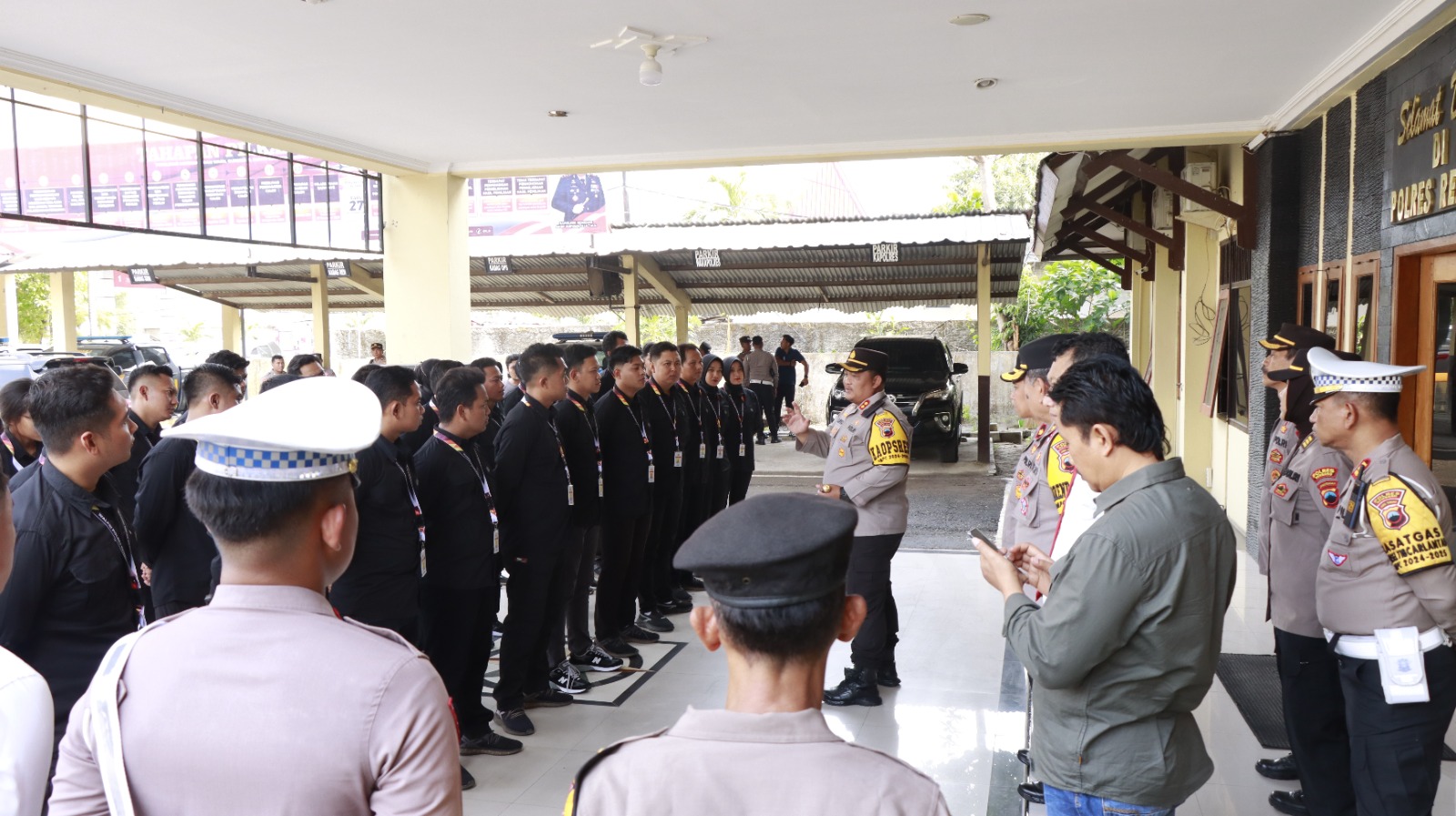 BERI ARAHAN: Kapolres Rembang, AKBP Suryadi beri arahan Walpri Cabup dan Cawabup Rembang kemarin. HUMAS POLRES RBG UNTUK RADARPATI.ID