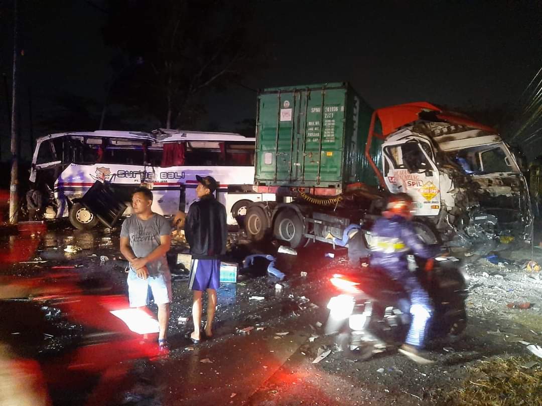 TRAGIS : Kecelakaan maut terjadi di jalur pantura Batangan Pati pada Senin (23/9) dini hari enam orang korban meninggal dunia. (SATLANTAS POLRESTA PATI)