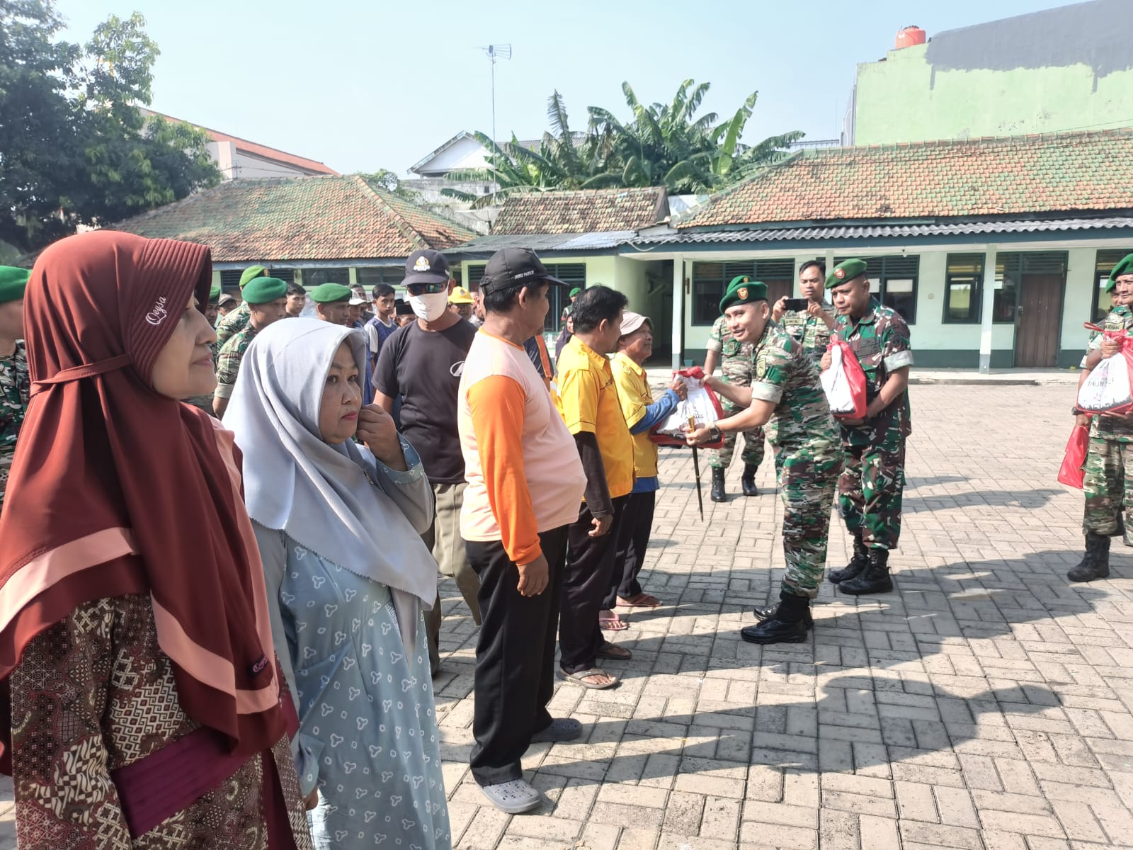PEDULI: Dandim 0719/Jepara Letkol Arm Khoirul Cahyadi membagikan sembako gratis bagi masyarakat kurang mampu. KODIM JEPARA UNTUK RADARPATI.ID