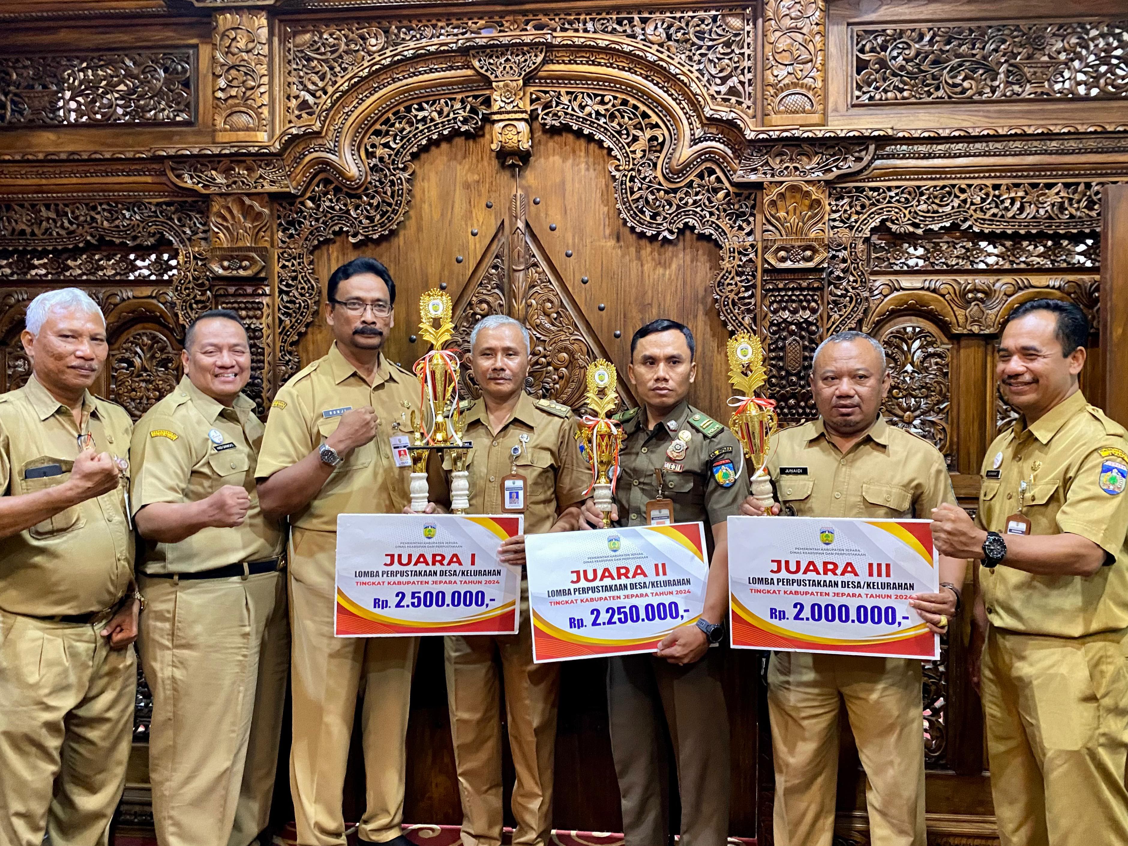 INOVASI: Pemkab Jepara menyerahkan hadiah kepada para pemenangan lomba perpustakaan tingkat Kabupaten Jepara. DISKOMINFO JEPARA UNTUK RADARPATI.ID