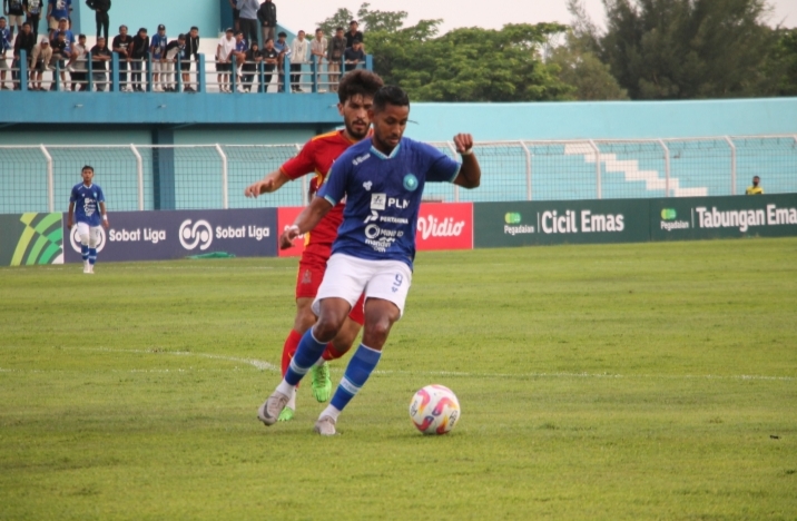 WAJIB POIN: Striker Persiku Kudus Rony Jesus Maza siap mendobrak pertahanan Persekat Tegal di Stadion Wergu Kudus. DONNY SETYAWAN/RADARPATI.ID