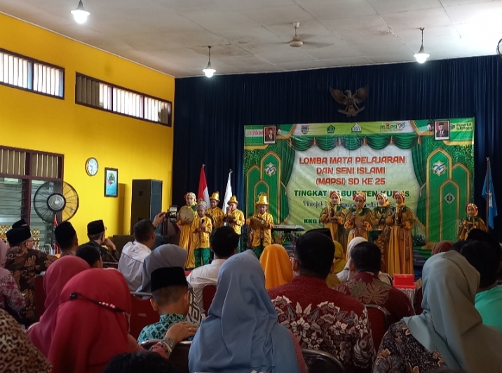 PENTAS: Lomba MAPSI SD Kabupaten Kudus berlangsung meriah, para peserta unjuk gigi menampilkan kemampuan rebana mereka. DEDY IRAWAN / RADARPATI.ID