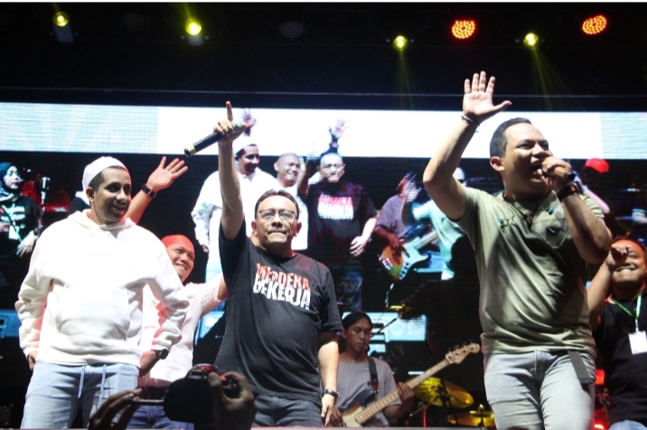 MEMUKAU WARGA KUDUS: Habib Ja&rsquo;far Al Hadar, Pj Bupati Kudus M. Hasan Chabibie, dan Faank vokal Wali Band berhasil menghibur ribuan masyarakat dalam rangka HUT Kudus 475. DONNY SETYAWAN/RADARPATI.ID