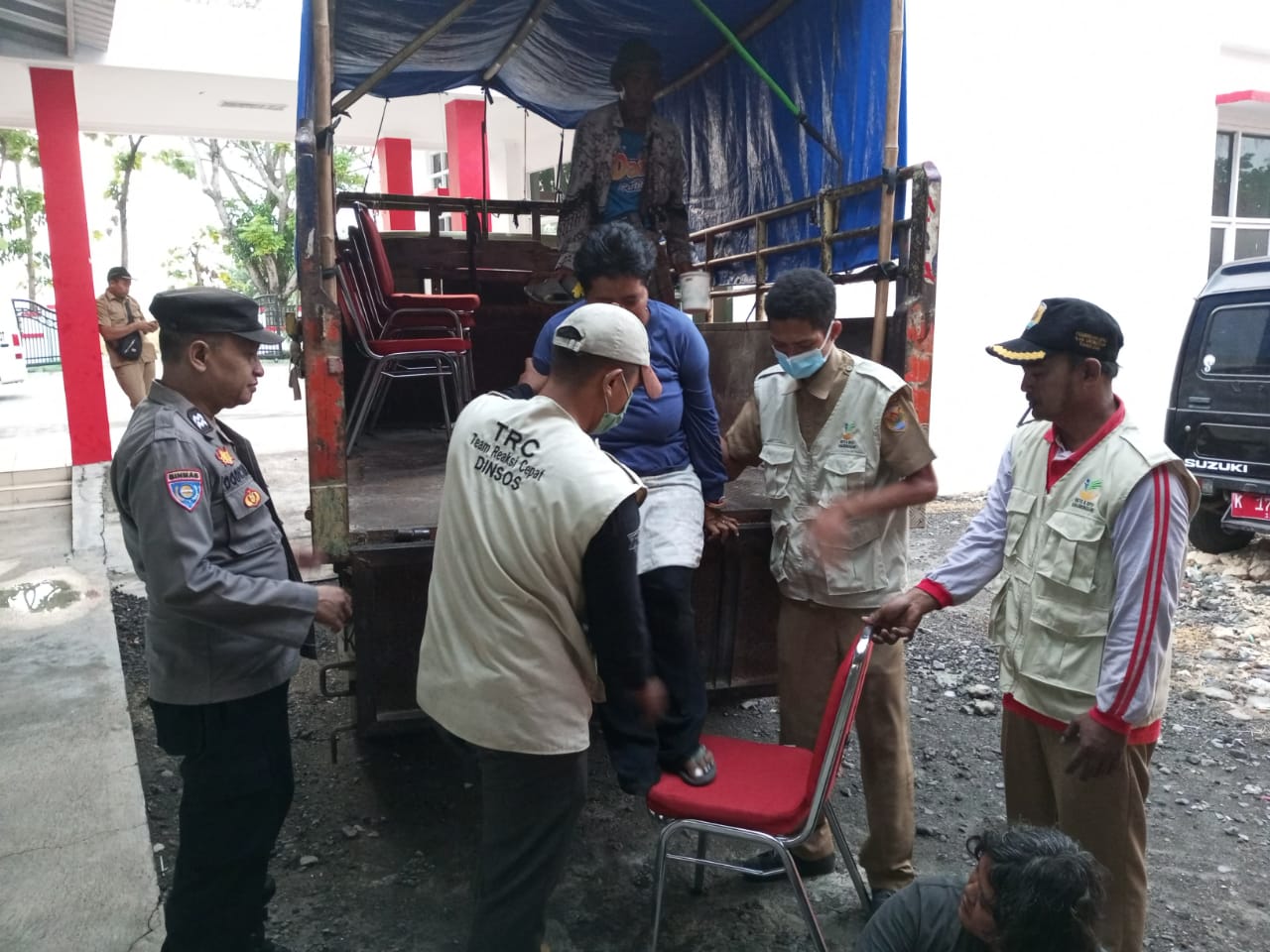 DITERTIBKAN &ndash; Petugas gabungan sedang melakukan razia PGOT di Kota Purwodadi untuk ketertiban masyarakat. SIROJUL MUNIR/RADARPATI.ID