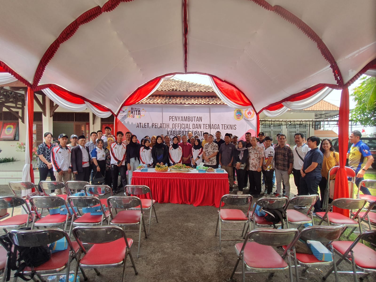 Atlet dan pelatih yang berpartisipasi di PON 2024 disambut di halaman kantor KONI Pati kemarin. ACHMAD ULIL ALBAB/RADARPATI.ID