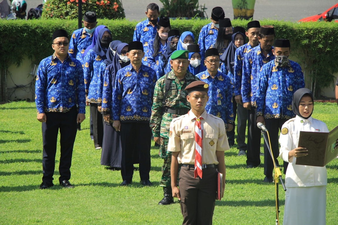 NETRAL: ASN Pemkab Rembang mengikuti upacara di halaman kantor bupati. Masa kampanye mereka diingatkan bersikap netral. WISNU AJI/RADARPATI.ID