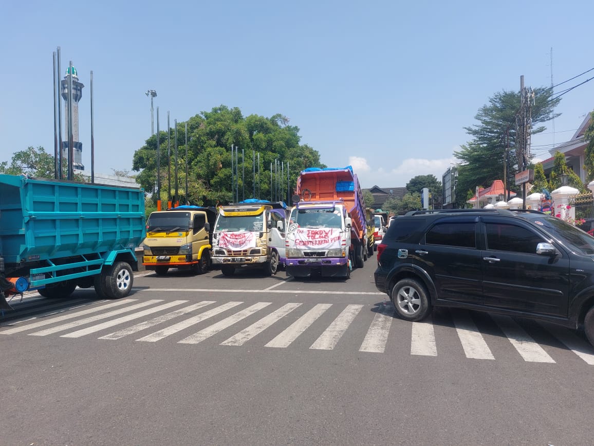 PARKIR: Truk dum berjejer di depan kantor Sekretariat Daerah (Setda) Pati kemarin. ANDRE FAIDHIL FALAH/RADARPATI.ID