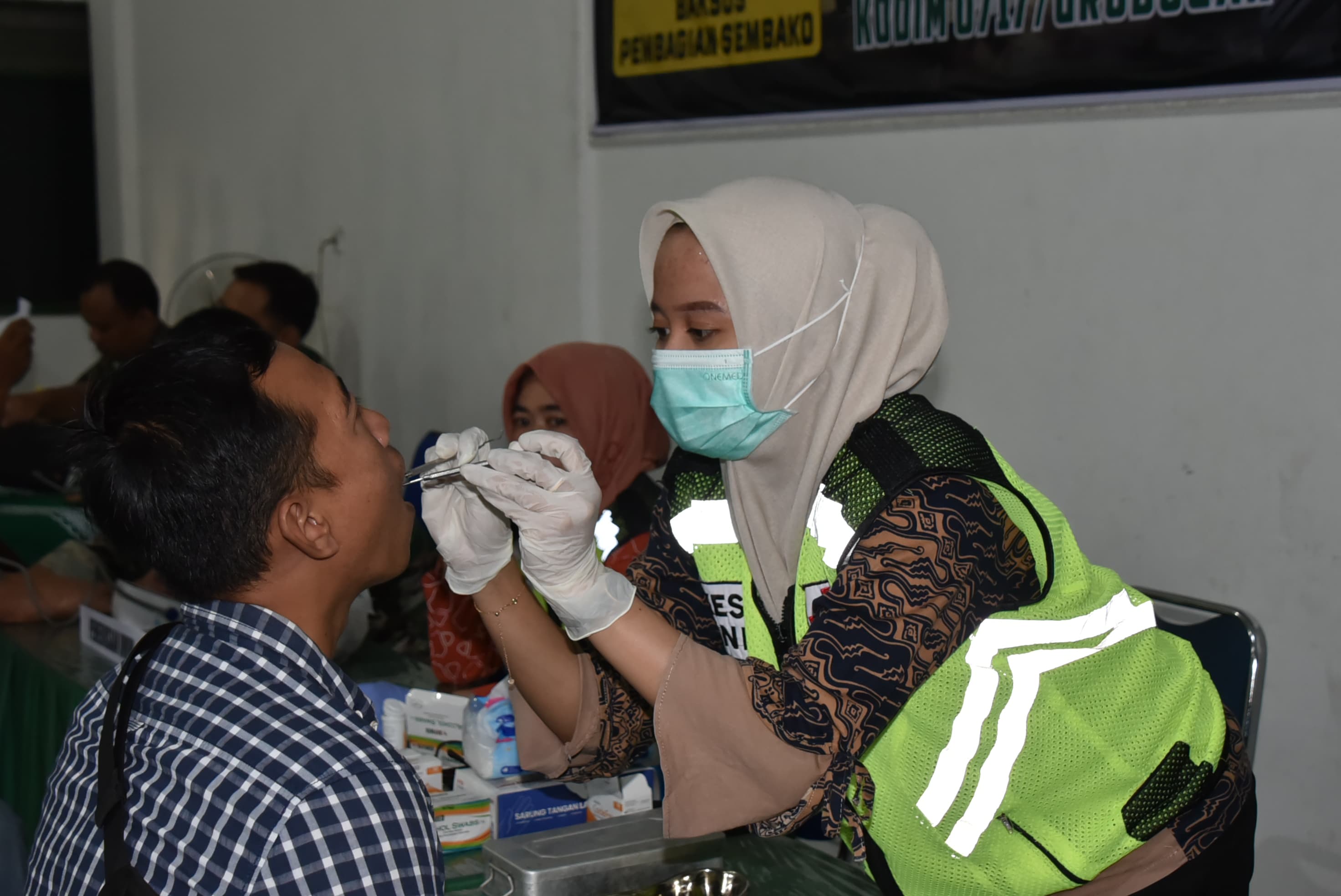 INTAN MAYLANI SABRINA/RADAR KUDUS  SOSIAL: Kodim 0717/Grobogan saat menggelar pengobatan gratis masasal di Aula Makodim.