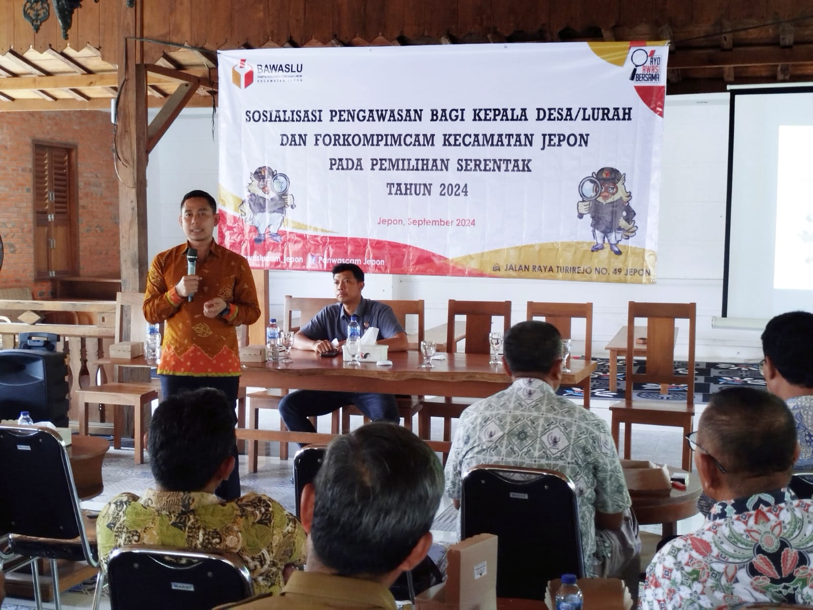WANTI-WANTI: Ketua Bawaslu Blora Andyka Fuad Ibrahim saat menyampaikan materi kepada kepala desa. EKO SANTOSO/RADARPATI.ID