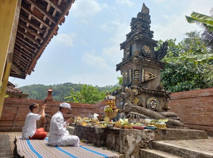 KHIDMAT: Jro Mangku Pura Giri Tungka Desa Plajan, Kecamatan Pakis Aji Sujianto tengah memimpin persembahyangan kemarin. FIKRI THOHARUDIN/RADARPATI.ID