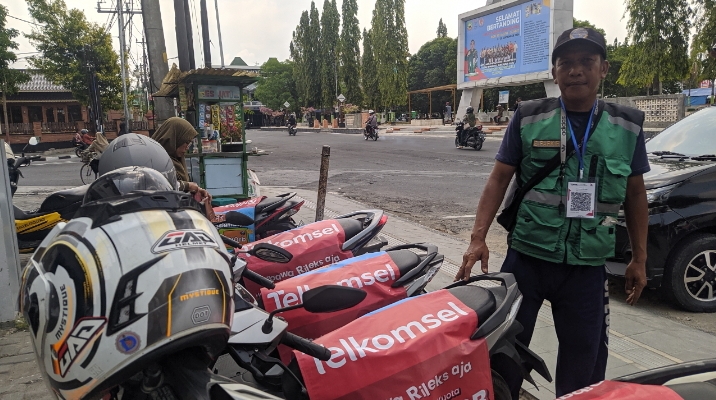 LEBIH MODERN: Petugas parkir di kawasan Alun-alun Blora diberikan sergam dan memakai kalung barcode scan Qris di leher. ARIF FAKHRIAN KHALIM/RADARPATI.ID