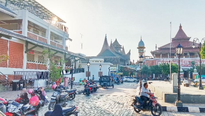 SEPI: Sejumlah warga tampak bersantai di depan Pasar Kreatif Lasem baru-baru ini. VACHRI RINALDY L/RADARPATI.ID
