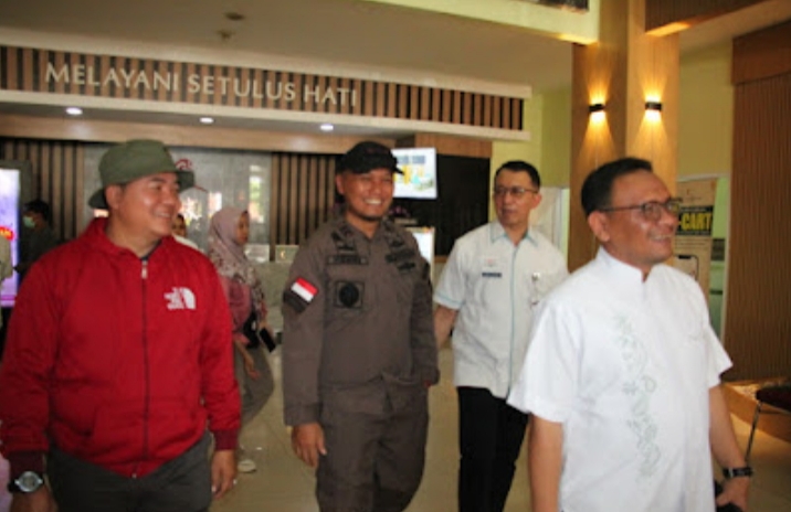 CEK FASILITAS: Ketua Sementara DPRD Kudus H.Masan bersama Pj Bupati Kudus M. Hasan Chabibie didampingi Direktur RSUD dr. Loekmono Hadi Kudus dr. Abdul Hakam. DONNY SETYAWAN/RADARPATI.ID