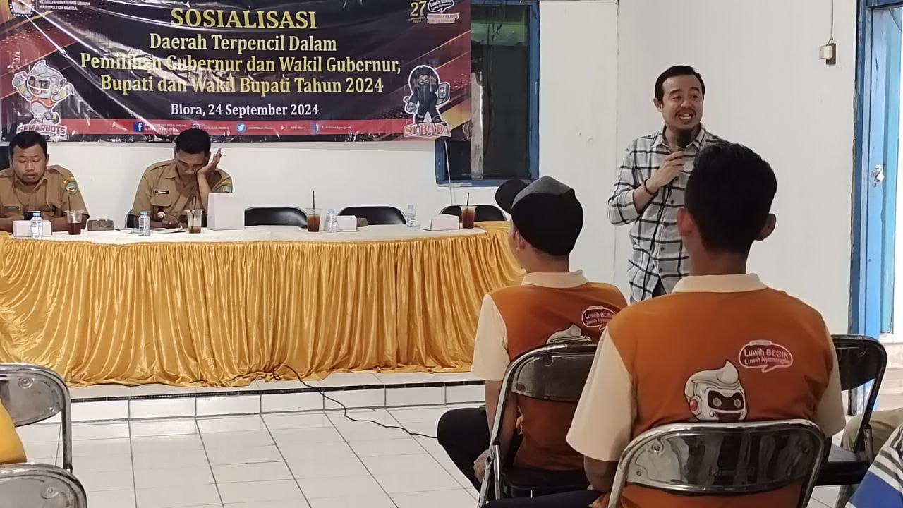 SEMANGAT: Kordiv Sosdiklih Parmas dan SDM KPU Kabupaten Blora, Ahmad Mustakim saat menyampaikan materi. EKO SANTOSO RADARPATI.ID