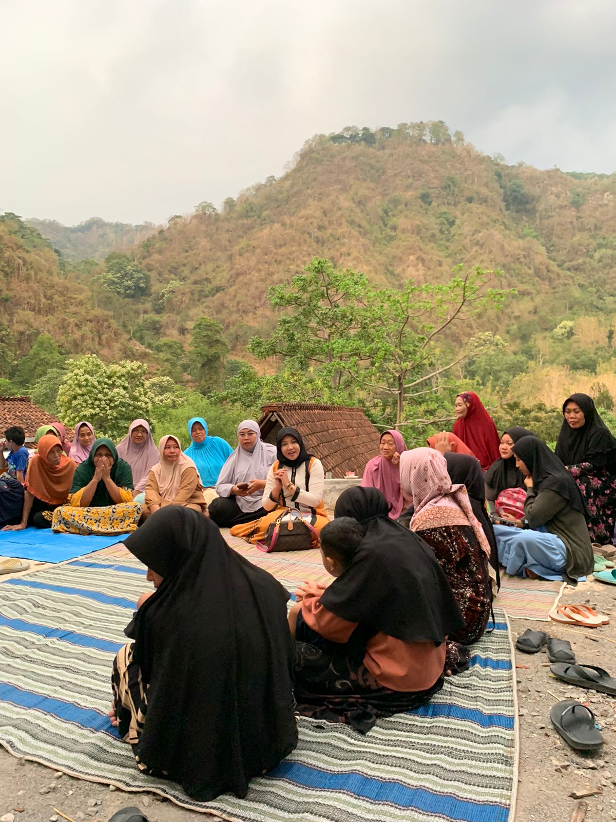 MENDOAKAN: Cabup Rembang Vivit dan rombongan menziarahi makam tokoh Lasem saat hari pertama kampanye. (VACHRI RYNALDI/RADARPATI)