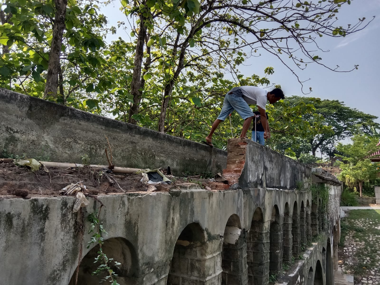 AMBROL: Kondisi jembatan Water Brug Van Amsterdam di Kelurahan/Kecamatan Wirosari yang ambrol akibat hujan pada Kamis (26/9) dini hari.