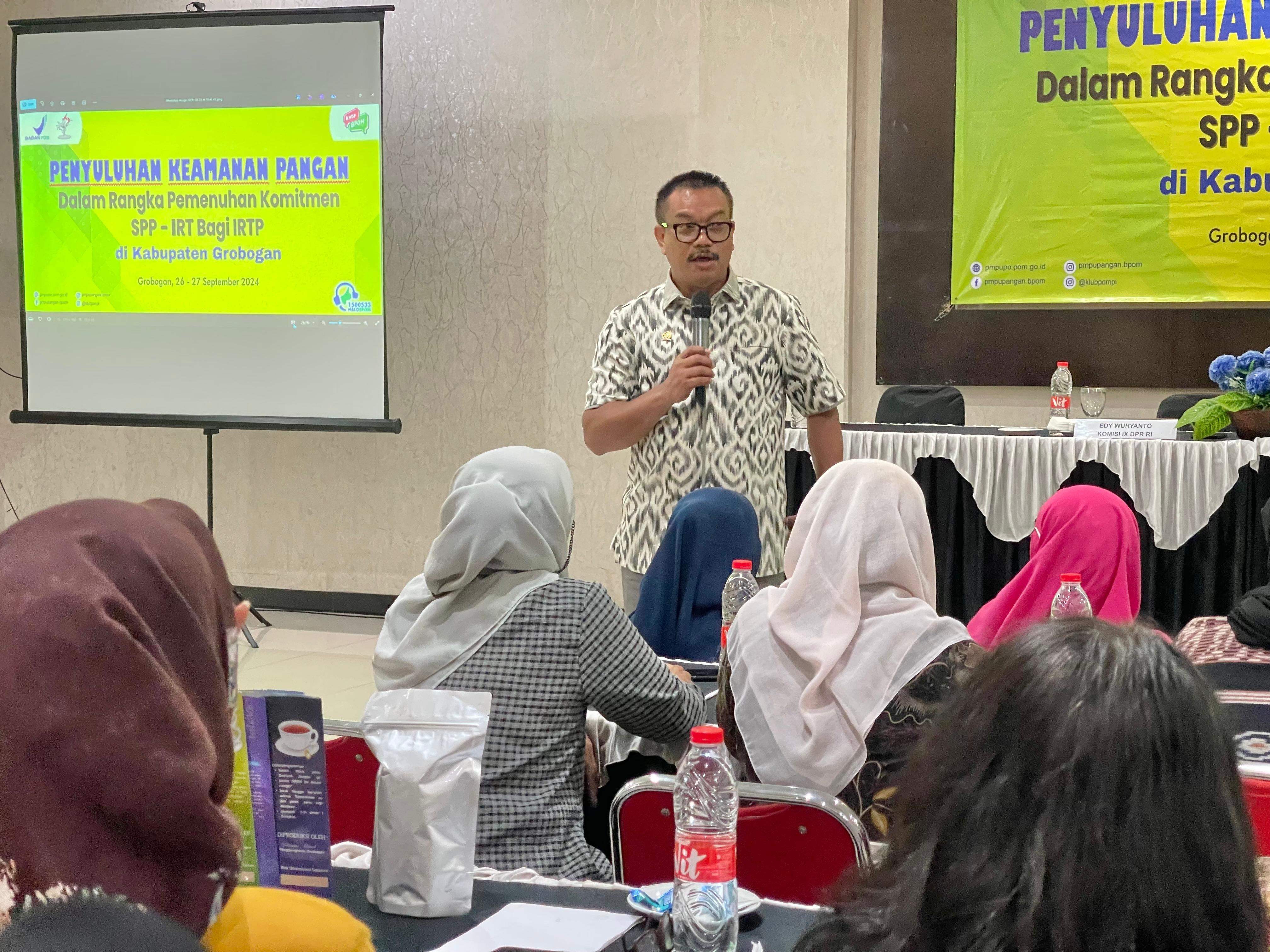 SOSIALISASI: Anggota Komisi IX DPR RI Edy Wuryanto saat memberikan KIE.