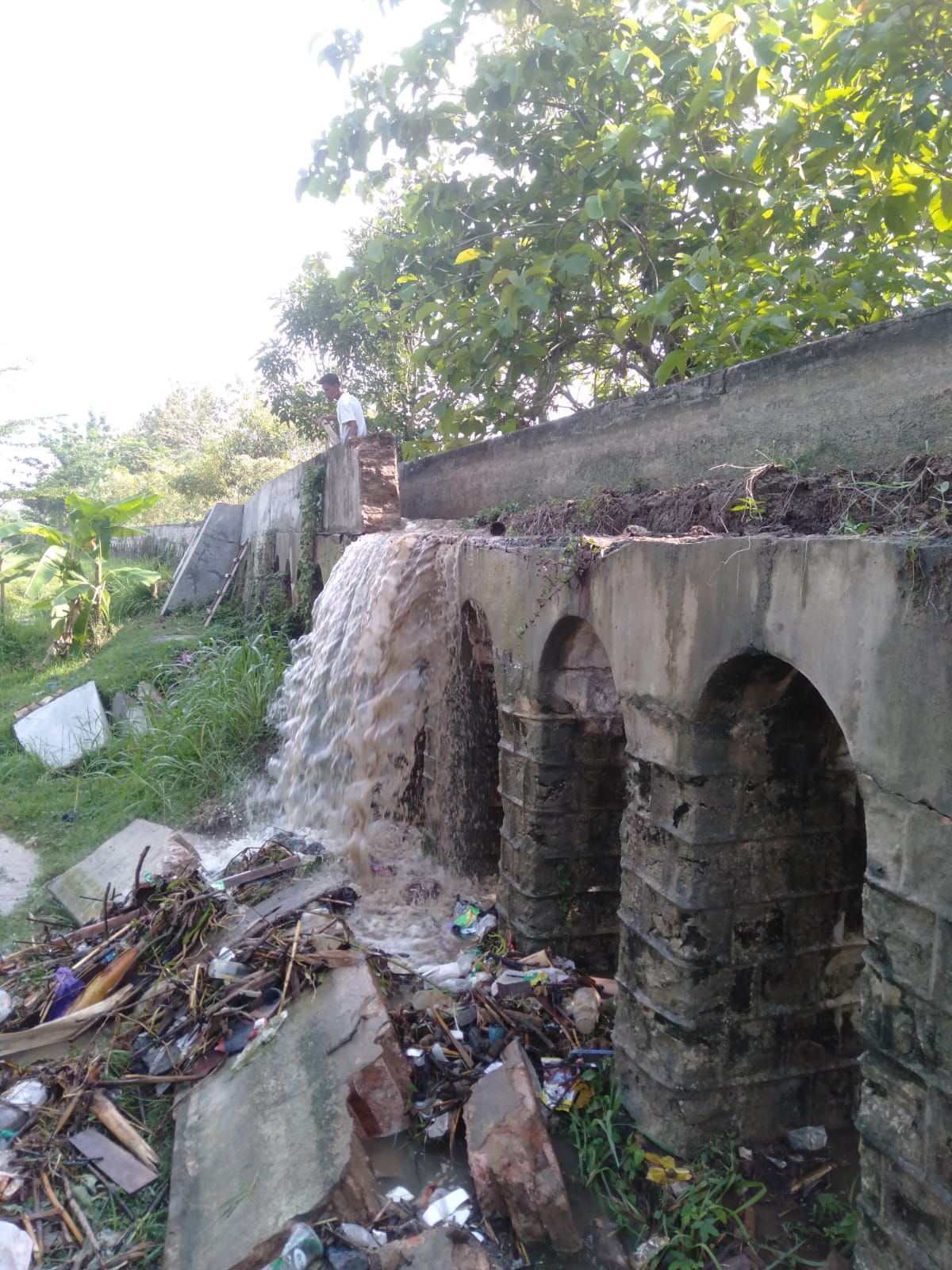 AMBROL: Kondisi jembatan Water Brug Van Amsterdam di Kelurahan/Kecamatan Wirosari yang ambrol akibat hujan pada Kamis (26/9) dini hari. INTAN MAYLANI SABRINA/RADARPATI.ID