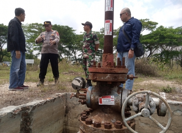CEK: Jajaran petinggi BUMD PT Blora Patra Energi (BPE) saat mengecek Sumur Wonosemi 1 bersama jajaran Polsek Banjarejo. EKO SANTOSO/RADARPATI.ID