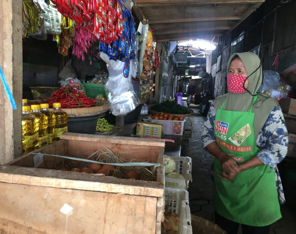 TRANSAKSI: Pedagang berjualan di Pasar Puri Pati belum lama ini. ANDRE FAIDHIL FALAH/RADARPATI.ID