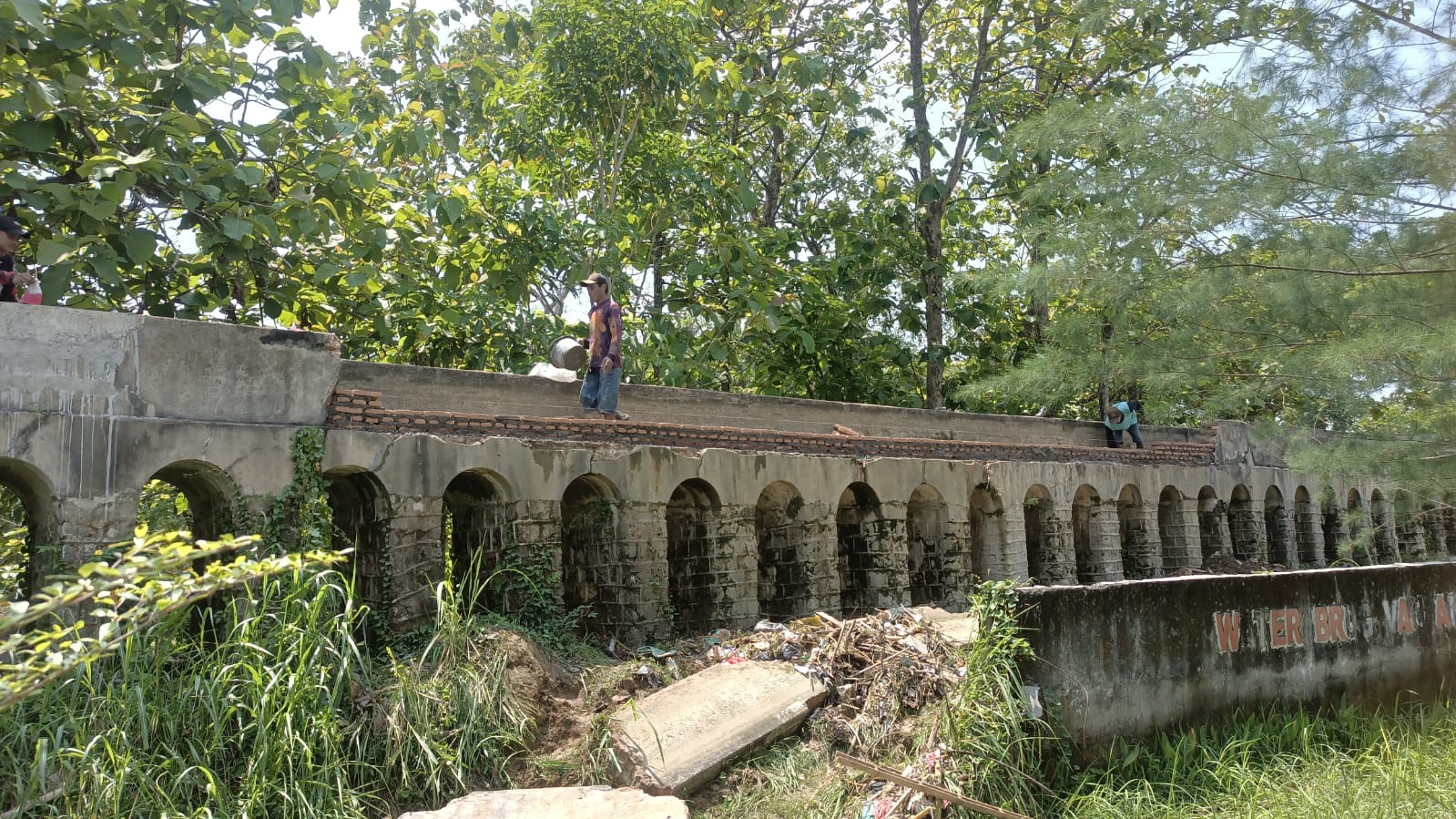 DIPERBAIKI: Dinas PUPR Grobogan saat melakukan penanganan darurat pada talang air Jembatan Water Brug Van Amsterdam, Wirosari. INTAN MAYLANI SABRINA/RADARPATI.ID