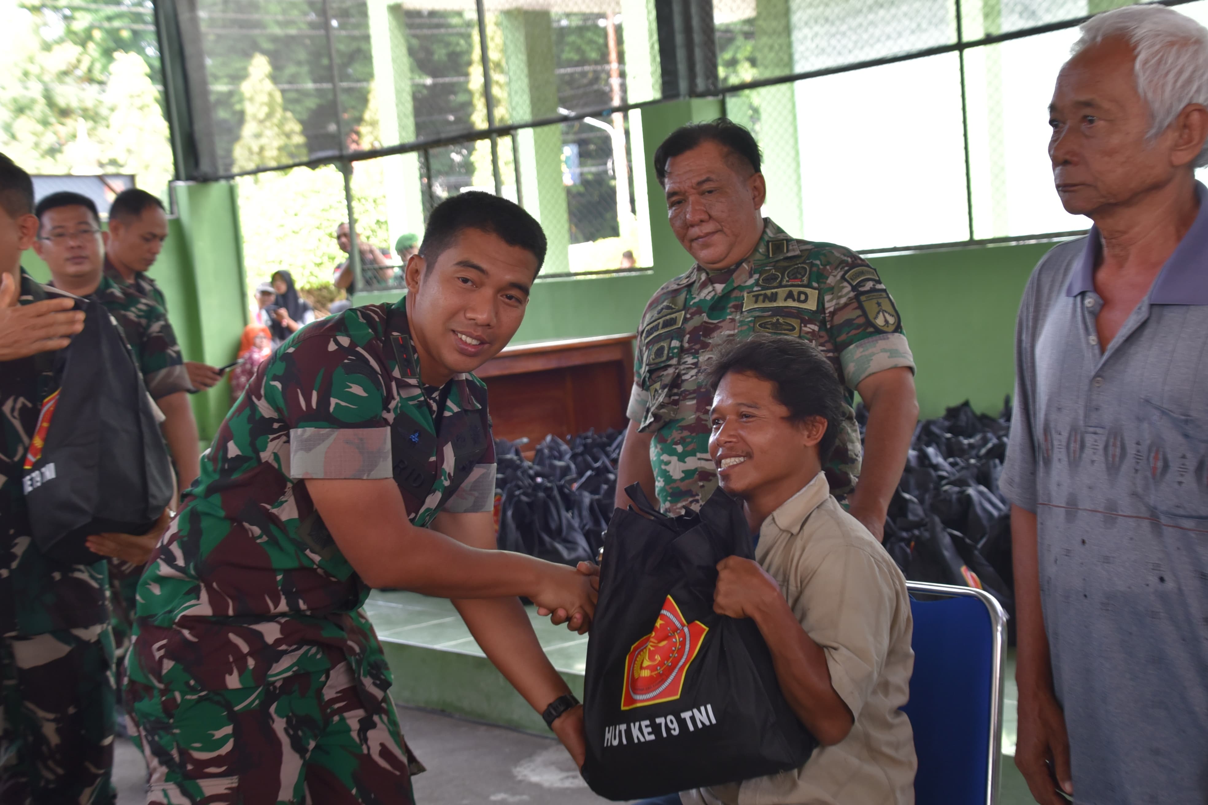 BAKSOS: Dandim 0717/Grobogan Letkol Kav Barid Budi Susila saat menyerahkan paket sembako di lapangan tenis makodim. INTAN MAYLANI SABRINA/RADARPATI.ID