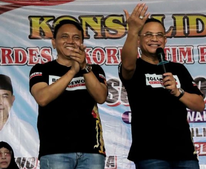 MAJU: Sudewo-Chandra berdiri di panggung dalam acara konsolidasi di Desa Plaosan Payak, Cluwak pada Jumat (20/9) lalu. SUDEWO UNTUK RADARPATI.ID