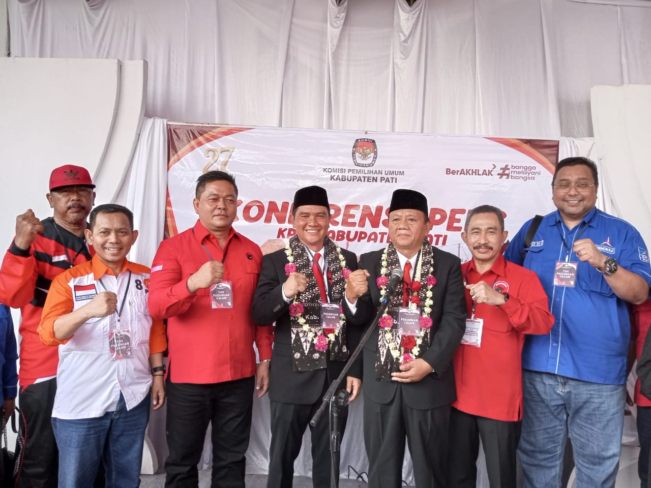 SANTAI : Pasangan  calon Bupati dan Wakil Bupati Pati Wahyu Indriyanto dan Suharyono "diserang" isu pilih bupati asli Pati saja. (ACHMAD ULIL ALBAB/RADAR PATI)