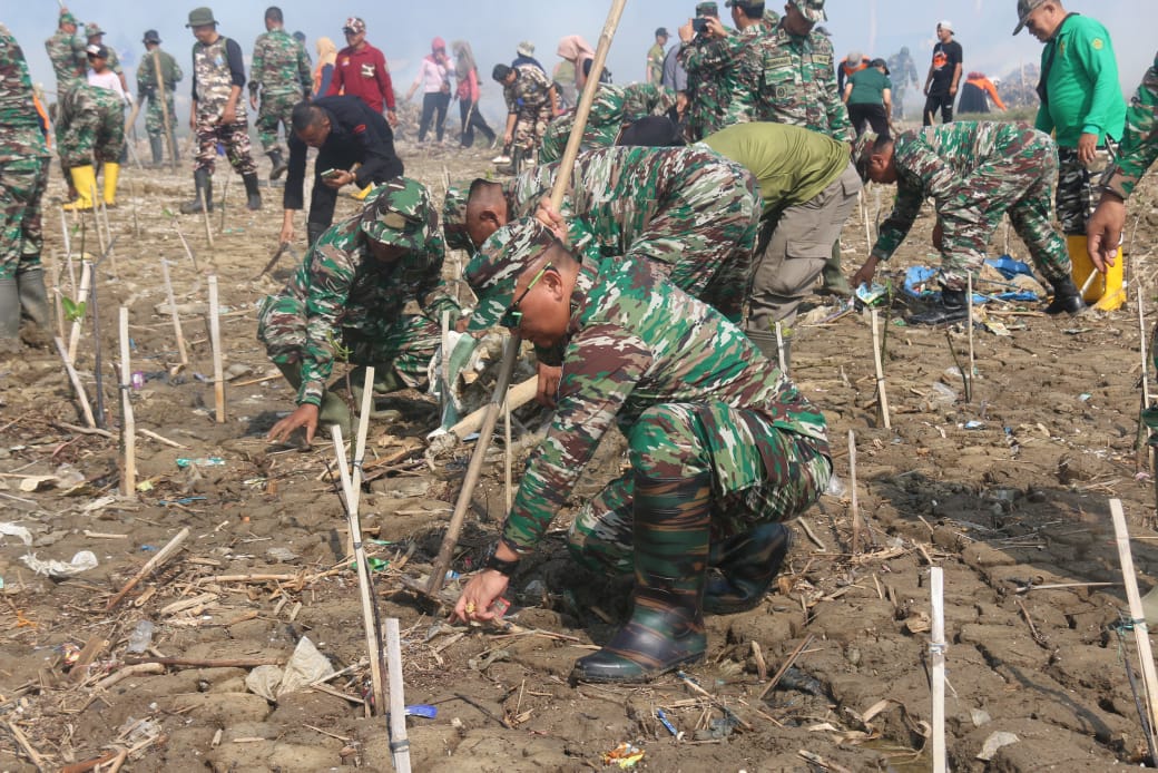 KOMPAK : Ratusan orang dari berbagai organisasi melakukan aksi bersih sampah di pesiri Pantai Bulumanis kemarin. KODIM 0718/PATI UNTUK RADARPATI.ID