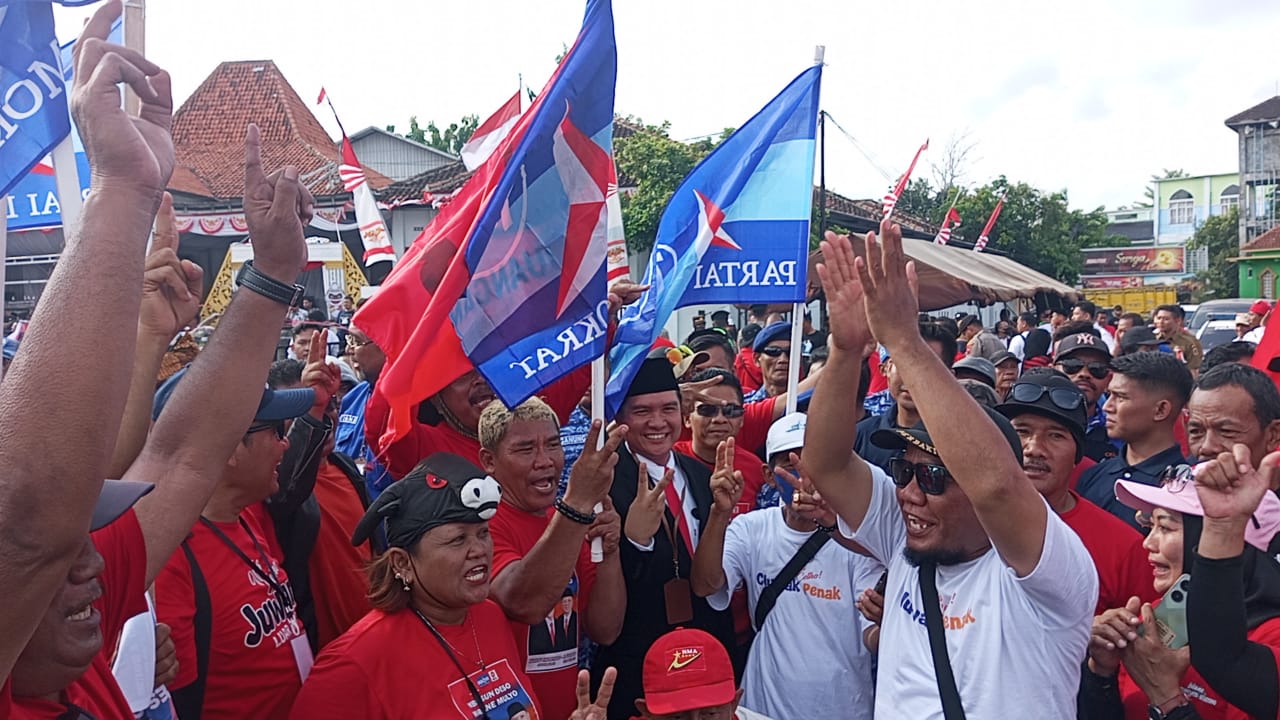 SANTAI : Calon Bupati Pati Wahyu Indriyanto dikerumuni oleh pendukungnya saat pengundian nomor urut di KPU Pati belum lama ini. (ACHMAD ULIL ALBAB/RADAR PATI)