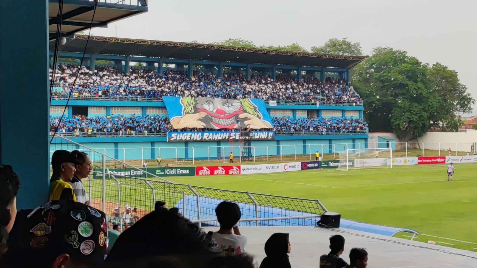 MERIAH: Suporter Macan Muria (SMM) membentangkan koreografi saat Persiku berlaga di Stadion Wergu Wetan. GALIH ERLAMBANG W/ RADARPATI.ID