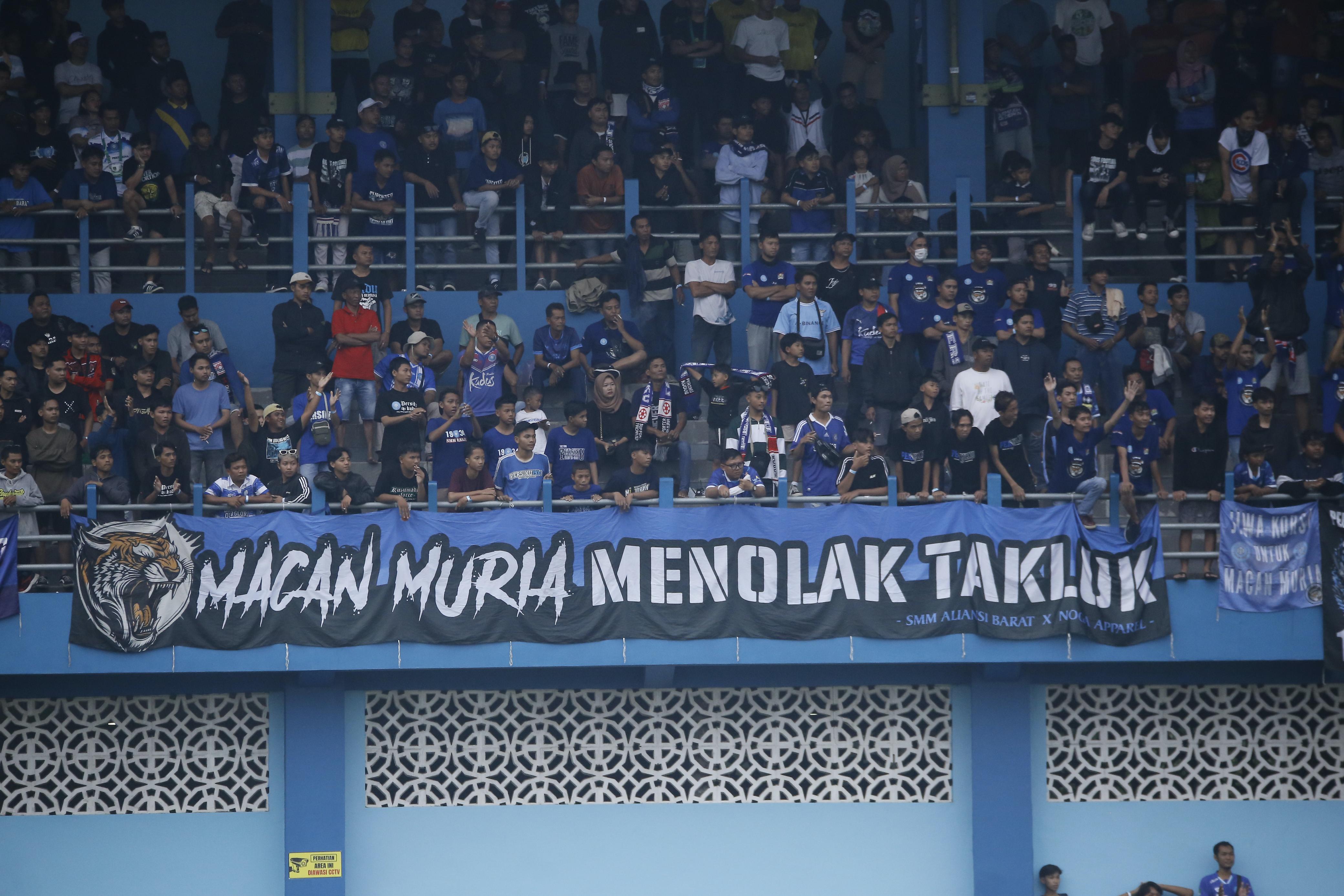 DUKUNGAN TOTAL: SMM memberikan dukungan kepada tim Persiku dari tribun utara. PERSIKU UNTUK RADARPATI.ID