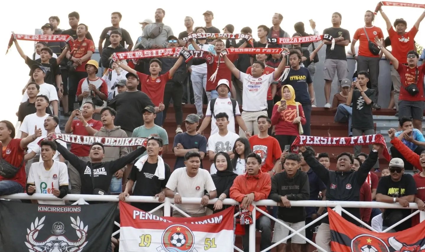 ANTUSIAS : Suporter Persipa Pati di tribun VIP terbuka barat menyaksikan timnya bertanding di Liga 2 musim 2024/2025. (ARTON UNTUK RADAR PATI)